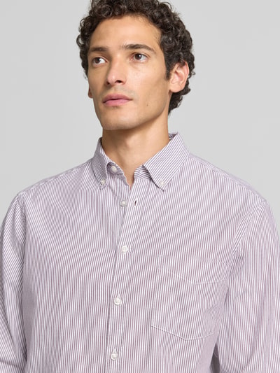 Męski model nosi Regular Fit Freizeithemd mit Button-Down-Kragen od Christian Berg Men z bawełny, drobne paski, Listwa guzikowa, Brustasza, Nahaufnahme Oberkörper.