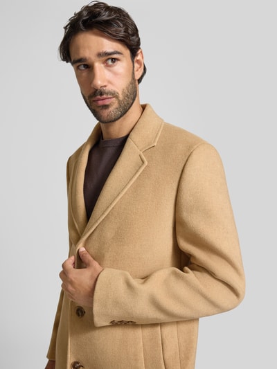 Männermodel trägt Slim Fit Funktionsmantel aus Woll-Mix Modell 'HYDE' von BOSS in Beige, glatte Struktur, Nahaufnahme Oberkörper. Herren Funktionsmantel von BOSS