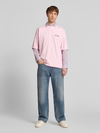 Männermodel trägt T-Shirt mit Rundhalsausschnitt und Label-Print von REVIEW, Reine Baumwolle, Relaxed-Fit, Rückenlänge 71 cm, Ganzkörperansicht von vorne.