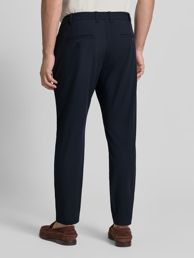 Męski model nosi Stoffhose mit elastischem Bund und Kordelzug von MCNEAL, Mieszanka materiałów z dodatkiem wiskozy, krój straight fit, Z tyłu kieszeń z wypustką, kolor ciemnogranatowy, gładka faktura, Ganzkörperansicht Rückansicht.