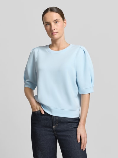 Frauenmodel trägt Regular Fit Sweatshirt aus Scuba von s.Oliver RED LABEL in Hellblau, unifarben, Crew Neck, Nahaufnahme Oberkörper.