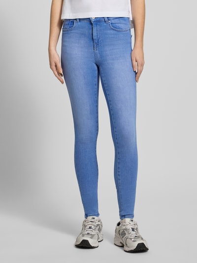 Frauenmodel trägt Skinny Fit Jeans aus Baumwoll-Mix Modell 'POWER' von Only in Unifarben Denim mit 5-Pocket-Design, Ganzkörperansicht von vorne.
