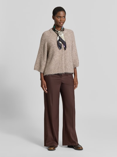 Vrouwenmodel draagt Relaxed Fit Cardigan met Woll-Anteil Model 'Lulu' van FREE/QUENT, elastische wolmix, tricotlook, 3/4-mouw, ruglengte maat S 59 cm, mouwlengte maat S 48 cm, vooraanzicht volledige lichaam