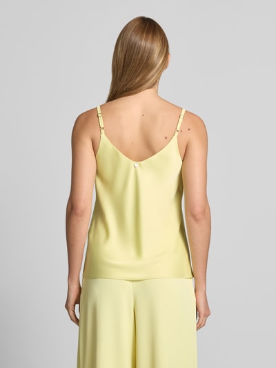 Frauenmodel trägt Top mit V-Ausschnitt und Spaghettiträgern von Rinascimento in hellgelbem Satin, Loose Fit, Rückansicht, Ganzkörperansicht.