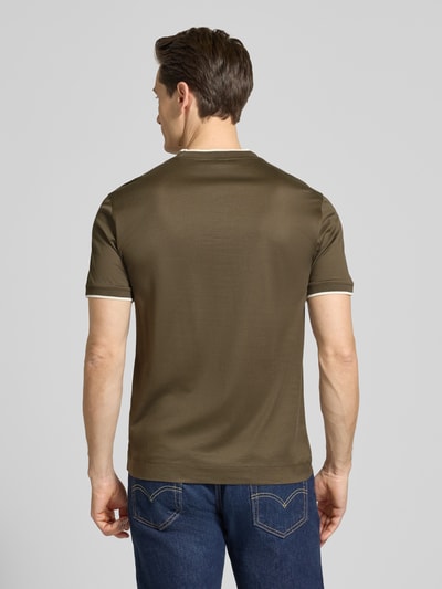 Männermodel trägt Regular Fit T-Shirt mit Logo-Stitching von Emporio Armani in Olivgrün, Lyocell-Mix, Ganzkörperansicht Rückansicht.