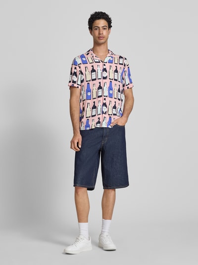 Männermodel trägt Regular Fit Freizeithemd aus Viskose Modell 'ANVAR' von Blend mit Allover-Print, Reverskragen, Ganzkörperansicht von vorne.