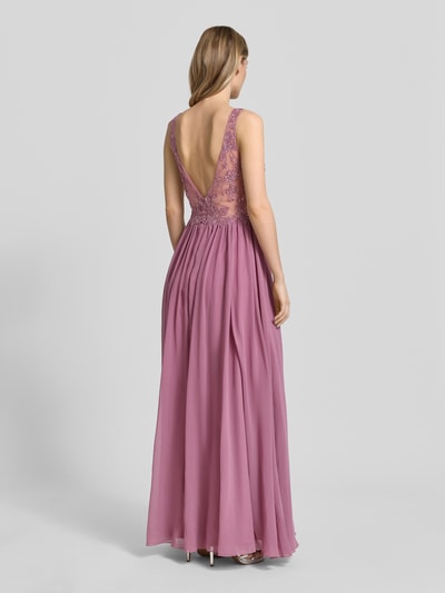 Frauenmodel trägt Maxikleid mit Perlen und tiefem Rückenausschnitt von Laona in A-Linie, fliederfarben, feine Textur, Ganzkörperansicht Rückansicht, Rückenausschnitt, Rundhalsausschnitt, Rückenlänge 120 cm, Brustweite 38 cm, Reißverschluss.