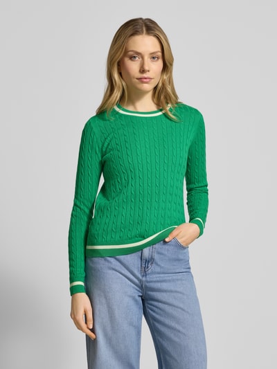 Vrouwenmodel draagt 'Strickpullover mit gerippten Abschlüssen' van Christian Berg Woman, katoenmix, regular fit, groene kleur, ronde hals, geribde boorden, detail zichtbare textuur, voorkant bovenlichaam close-up.