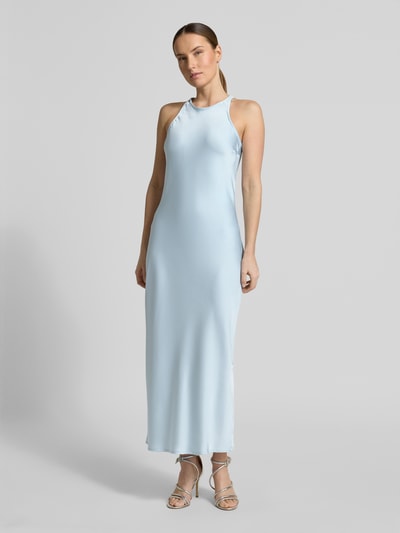 Frauenmodel trägt Midikleid aus Satin Modell 'RAVENNA' von Vila in Hellblau, Gerader-Schnitt, Rundhalsausschnitt, Ganzkörperansicht von vorne, Damen Midikleid mit rückseitigem Knopfverschluss, Rückenlänge 140 cm, Brustweite 40 cm bei Größe 36, glatte Textur.