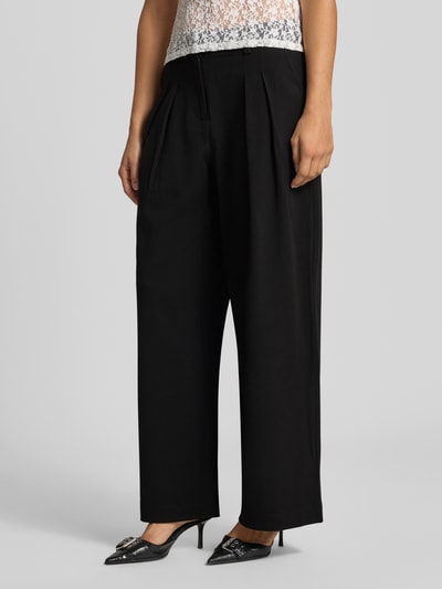 Frauenmodel trägt Wide Leg Hose mit Viskose-Anteil Modell 'PALINO' von ONLY, schwarze Farbe, glatte Textur, Nahaufnahme Oberkörper. Damen Weite Hose von ONLY.