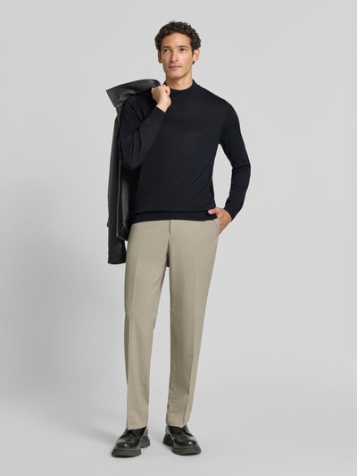 Männermodel trägt Regular Fit Turtleneck aus Woll-Mix von Christian Berg Men in Schwarz mit geripptem Kragen und Abschlüssen, Ganzkörperansicht von vorne.
