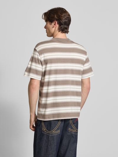 Männermodel draagt Regular Fit T-shirt uit katoenmix van Calvin Klein Jeans met all-over motief, gestreept patroon, logostitching, ronde hals, korte mouw, heren t-shirtlook, katoenmix. Ganzkörperansicht Rückansicht.