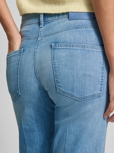 Frauenmodel trägt Wide Leg Jeans aus Baumwoll-Mix Modell 'FABIENNE' von Cambio in Denim-Optik mit Gesäßtaschen, Detailaufnahme Rückansicht.