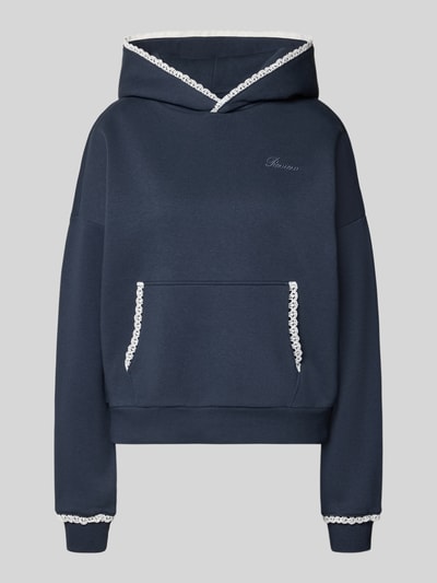 Produktfoto, Hoodie mit Häkelspitzenbesatz von REVIEW in Dunkelblau mit weißem Spitzenbesatz, Kängurutasche, Baumwollmischung, lockere Passform, Logo-Print, gerippte Abschlüsse