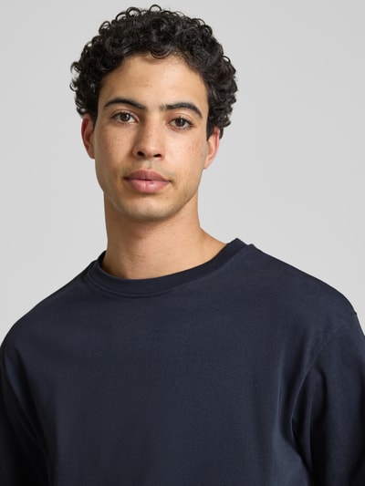 Männermodel trägt Oversized T-Shirt Modell 'FISHER' von Blend aus reiner Baumwolle, Rundhalsausschnitt, Nahaufnahme Oberkörper.