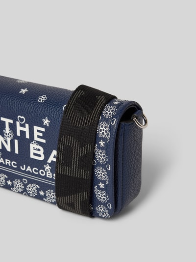 Produktfoto, Shoulder Bag aus echtem Rindsleder von Marc Jacobs in Dunkelblau mit weißem Logo-Detail, abnehmbarem Trageriemen, Magnetverschluss, Hauptfach mit Überschlag, Breite 21 cm, Länge 11 cm, Tiefe 6 cm, strukturierte Oberfläche, glatte Kanten.