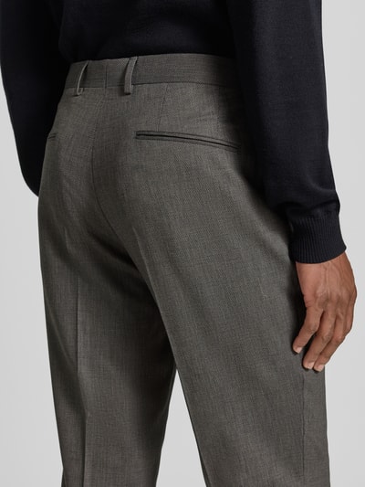 Männermodel trägt Regular Fit Anzughose mit Schurwoll-Mix Modell 'Leon' von BOSS in Grau, feine Webstruktur, Ganzkörperansicht Rückansicht. Herren Anzughose von BOSS