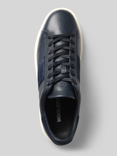 Produktfoto, Sneaker aus echtem Leder Modell 'Classic Court' von Woolrich in Dunkelblau mit abgerundeter Form, Schnürverschluss, strukturierter weißer Sohle, Kontrastbesatz mit Label-Schriftzug, sichtbare Körnung im Leder, Absatzhöhe 4 cm, Schafthöhe 8 cm, Schaftweite 9 cm