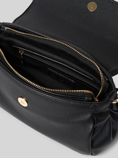Produktfoto, Umhängetasche mit Label-Detail Modell 'DEA' von VALENTINO BAGS, strukturiertes schwarzes Material, goldener Reißverschluss, Umschlag mit Magnetverschluss, Hauptfach und Innenfach, Szerokość w rozmiarze 28 cm, długość 15 cm, głębokość 10 cm, długość paska 55 cm