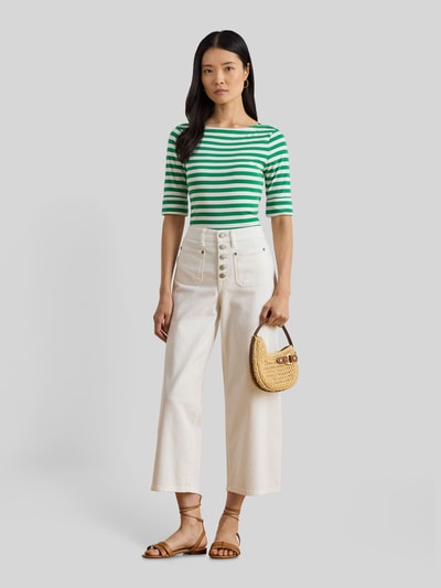 Vrouwenmodel draagt 'Slim Fit T-Shirt aus Baumwoll-Mix' van Lauren Ralph Lauren met groen-wit gestreept allover-motief, logo-stitching, U-boothals, halve mouw van katoenmix jersey, slanke pasvorm, volledige lichaamsaanzicht van voren.