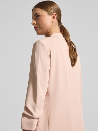 Frauenmodel trägt Blazer mit Pattentaschen von Jake*s Collection in hellem Beige, Material-Mix mit Stretch-Anteil, Lockerer-Schnitt, Stehkragen, 3/4-Ärmel, Rückansicht Nahaufnahme Oberkörper.