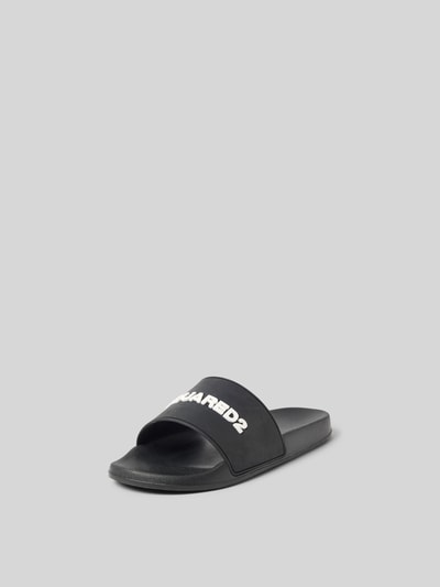 Produktfoto, schwarze Slides mit Label-Detail von Dsquared2, abgerundete Form, offene Ferse, glatte Sohle, Absatzhöhe 3 cm bei Größe 45.
