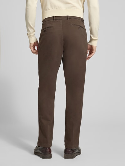Männermodel trägt Straight Fit Stoffhose mit Lyocell-Anteil Modell 'Everest' von Brax in Braun, Gesäßtaschen, Ganzkörperansicht Rückansicht