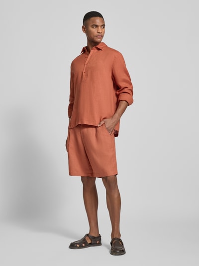 Mannelijk model draagt Bermudas uit zuiver linnen van JAKE*S STUDIO MEN, los model, knoop- en ritssluiting, band, steek- en achterzakken, riemlussen, stolpplooi, bandwijdte maat M 45 cm, binnenbeenlengte maat M 24 cm, Ganzkörperansicht van voren.