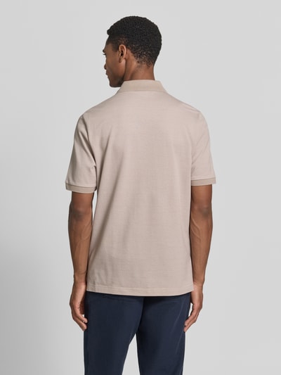 Männermodel trägt Regular Fit Poloshirt aus Baumwolle mit V-Ausschnitt von MAERZ Muenchen in Beige, Rückenlänge 71 cm, Ganzkörperansicht Rückansicht.