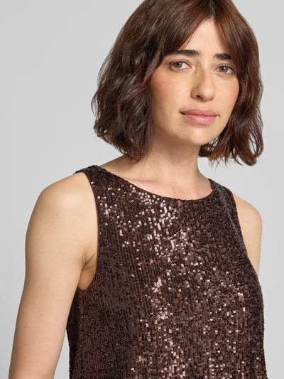 Frauenmodel trägt Regular Fit Top mit Allover-Pailettenbesatz von Vera Mont in Braun, elastischer Material-Mix, Nahaufnahme Oberkörper.