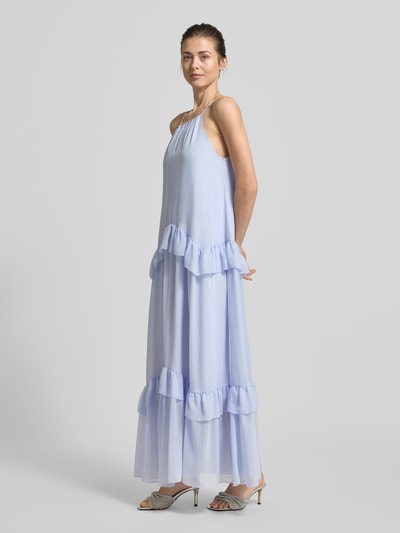 Frauenmodel trägt A-Linie Cocktailkleid mit Unterkleid Modell 'MACKENZIE' von Vero Moda in Hellblau, Mesh, Volants, Midi, Ganzkörperansicht von vorne.