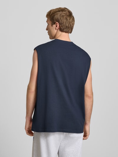 Männermodel trägt Tanktop mit Logo-Print von REVIEW in Dunkelblau, Reine Baumwolle, Gerader-Schnitt, Rückenlänge 68 cm, Ganzkörperansicht Rückansicht.