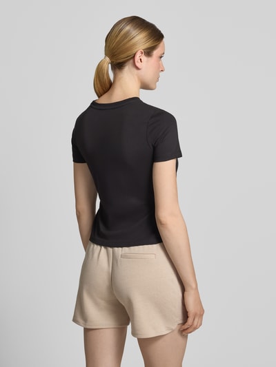Frauenmodel trägt Regular Fit T-Shirt mit Logo-Stitching von JAKE*S STUDIO WOMAN, reine Baumwolle, schwarze Farbe, Ganzkörperansicht Rückansicht