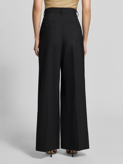Frauenmodel trägt Regular Fit Weite Hose aus reiner Schurwolle Modell 'OVVIO' von Weekend Max Mara in Schwarz mit glatter Struktur, Ganzkörperansicht Rückansicht. Damen Weite Hose von Weekend Max Mara.