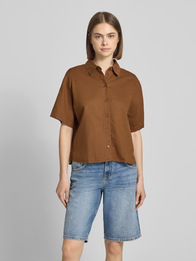 Kobiece model prezentuje Regular Fit Hemdbluse aus Leinen-Baumwoll-Mix von Marc O'Polo Denim, jednokolorowy, krój regular fit, kołnierzyk koszulowy, dekolt w serek, listwa guzikowa, krótki rękaw, wykończenie: cieniowana przędza, materiał: mieszanka lnu i bawełny, Ganzkörperansicht von vorne.
