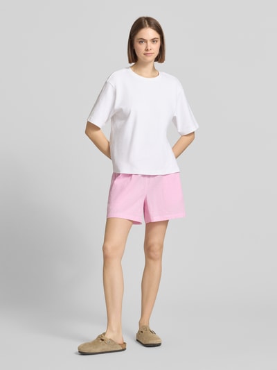 Kobieta modelka nosi Loose Fit Shorts aus reiner Baumwolle Modell 'AUGUSTA' od Only, efekt: wzór w paski, elastyczny ściągacz, wpuszczana kieszeń, bawełna; widok całej sylwetki z przodu.