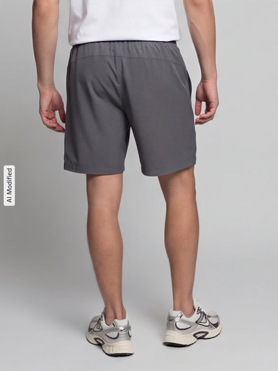 Mannenmodel draagt grijze Regular Fit Sportshorts met logoprint van Under Armour, Heren, Ganzichaansicht achterkant, KI-modificeerd beeld