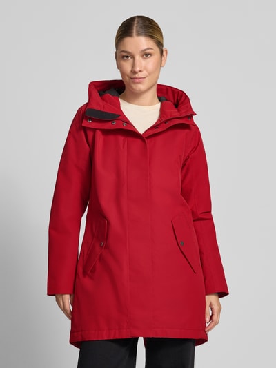 Vrouwenmodel draagt Regular fit parka met capuchon Model 'Alana' van Didriksons, rood, steekzakken, ruglengte maat 36: 90 cm, schouderbreedte: 38 cm, borstwijdte: 48 cm, mouwlengte: 74 cm, voorkant bovenlichaam close-up.