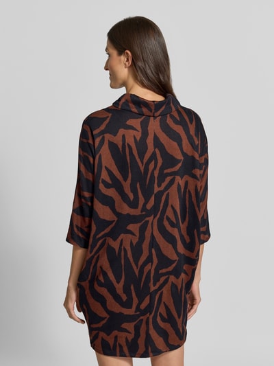 Frauenmodel trägt Minikleid mit seitlichen Eingrifftaschen von Apricot, Material-Mix mit Stretch-Anteil, Straight Fit, Rückansicht, Ganzkörperansicht.
