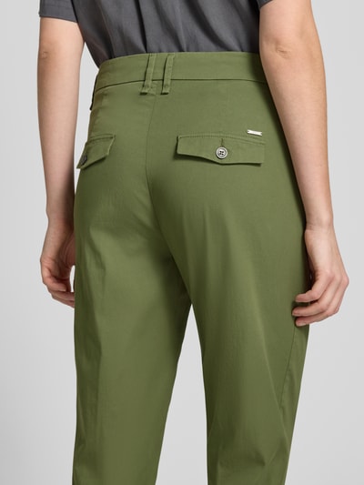 Frauenmodel trägt Regular Fit Hose aus Baumwoll-Mix Modell 'MARA S' von Brax, Optik: Unifarben, Label-Applikation, Ganzkörperansicht Rückansicht.