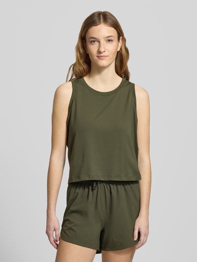 Vrouwenmodel draagt PUMA x HYROX - Crop Top met geribde ronde hals van stretch-materiaalmix, regular fit, ruglengte maat S 49 cm, olijfgroen, voorkant volledige lichaam.