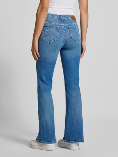 Frauenmodel trägt Flared Bootcut-Jeans aus Baumwoll-MIx Modell 'WILLA' von Pepe Jeans in mittlerem Blau, Damen Bootcut-Jeans, Ganzkörperansicht Rückansicht.