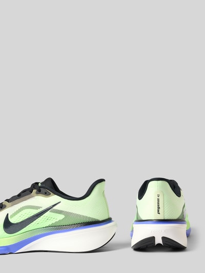 Produktfoto, Herren Sneaker mit Logo-Print, abgerundete Passform, Modell 'Pegasus' von Nike in Grün, Schwarz und Weiß, strukturierte Oberfläche, Schnürverschluss, Absatzhöhe 5 cm, Schafthöhe 6 cm, Schaftweite 10 cm bei Größe 10.