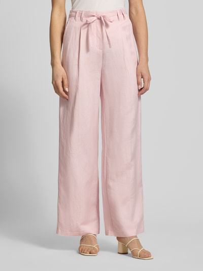 Frauenmodel trägt Wide Leg Hose aus Leinen-Mix mit Gürtel von Christian Berg Woman Selection in Rosa, Leinen-Mix mit Viskose-Anteil, Ganzkörperansicht von vorne.