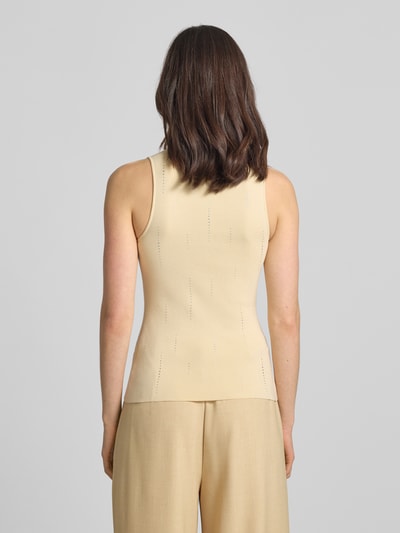 Frauenmodel trägt Slim Fit Top aus Viskose-Mix mit Strick-Optik Modell 'Saya' von Gestuz mit Strasssteinbesatz, Ärmelloses-Design, Rundhalsausschnitt in Beige, Rückenlänge Größe S 52 cm, Ganzkörperansicht Rückansicht.