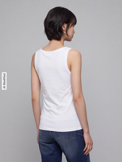 Frauenmodel trägt weißes Tanktop aus Baumwoll-Elasthan-Mix von OPUS, taillierter Schnitt, glatte Struktur, Ganzkörperansicht Rückansicht, KI-modifiziertes Bild