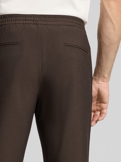 Männermodel trägt Regular Fit Stoffhose mit Viskose-Anteil Modell 'Robert' von Selected Homme, uni, Twill, Detailaufnahme Rücken.