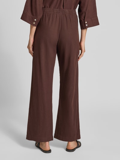 Vrouwenmodel draagt Wide Leg Pants uit linnenmix met elastische tailleband model 'Lava' van FREE/QUENT, los fit, bruine kleur, volledige lichaam achteraanzicht.