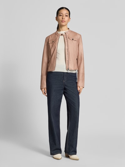 Frauenmodel trägt Slim Fit Jacke in Leder-Optik von Amber & June in Rosa mit Stehkragen, Brusttaschen, Eingrifftaschen, Zweiwege-Reißverschluss, kombiniert mit dunkler Hose, Ganzkörperansicht von vorne. Rückenlänge 53 cm, Schulterbreite 41 cm, Brustweite 48 cm, Ärmellänge 65 cm.