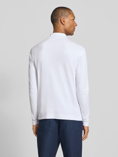 Männermodel trägt Regular Fit Longsleeve aus reiner Baumwolle mit Stehkragen von Christian Berg Men, schlichtes Weiß, Rückenansicht, Ganzkörperansicht Rückansicht.